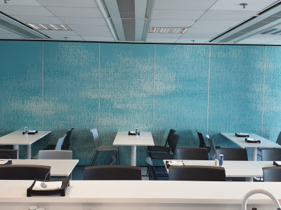 KLM iroda fitout_Mobilfal öntapadós fóliából